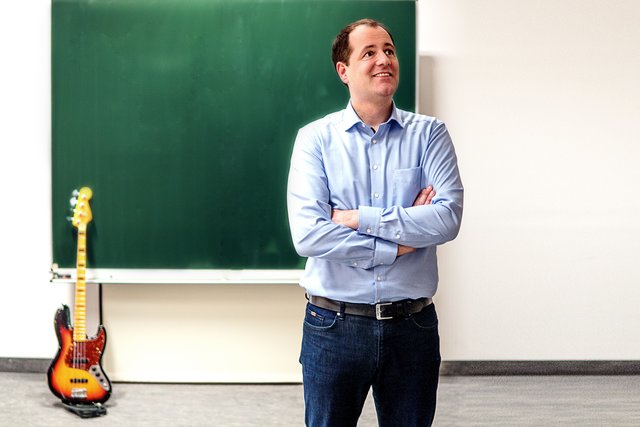 Ein Religionslehrer mit Sinn für Humor: Stefan Haider präsentiert sein neues Soloprogramm "Freifach: Herzensbildung".