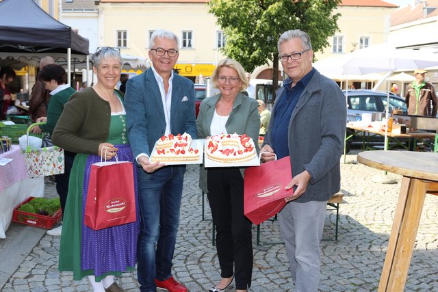 Obfrau Elisabeth Raser (li.), Bgm. Gerhard Weil, Marianne Bastel und Johann Wannasek freuen sich schon auf die nächsten zehn Jahre.