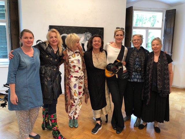 Eröffnung der Sommerausstellung der Galerie Walker im Schloss Ebenau: Carolin Walker, Gudrun Kampl, Mari Otberg, Marion Faber, Christy Astuy, Burgis Paier und Judith Walker