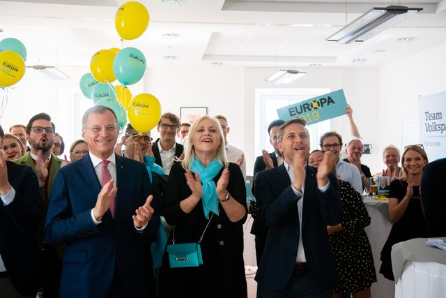 Jubel über die erste Trendprognose nach der EU-Wahl in der OÖVP-Wahlzentrale im Heinrich-Gleißner-Haus in Linz. Landeshauptmann Thomas Stelzer (l.) und OÖVP-Landesgeschäftsführer Wolfgang Hattmannsdorfer dankten der OÖVP-EU-Kandidatin Angelika Winzig (Mitte), "die einen sehr engagierten und authentischen Wahlkampf geführt hat".