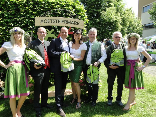 Die Oststeiermark traf sich im Grünen in Gleisdorf: Der Tourismusverband Oststeiermark mit Eva Luckerbauer (Mitte) und den Ehrengästen der Eröffnung.