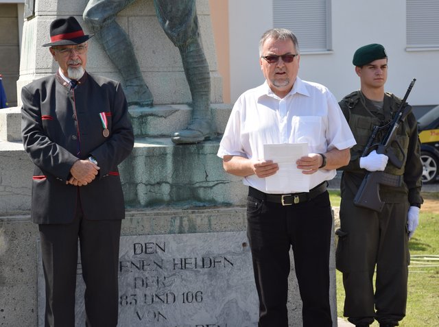 Museumsvereinsobmann Rudolf Köberl bei seinem historischen Rückblick auf die Geschichte der beiden Infanterie-Regimenter und dem Denkmalbau | Foto: Eigenes Werk