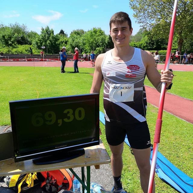 Adam Wiener warf seinen Speer sensationelle 69,30 Meter.