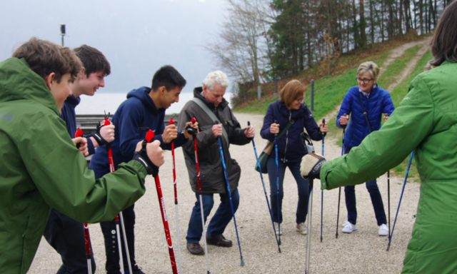 Die Schüler unternahmen eine Nordic Walking-Tour mit den Senioren.