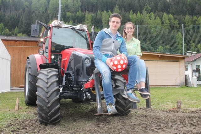 Obman Michael Gatt und Ortsleiterin Sarah Lutz posierten anlässlich des 70-Jahr-Jubiläums der JB/LJ Vals am Heck des Traktors, der bei der Bezirkstraktor-Geschicklichkeitsfahren im Einsatz war.
