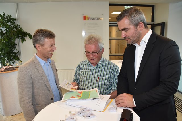 Bautenlandesrat Heinrich Dorner (rechts) war am Beratungstag selber in der Bezirkshauptmannschaft dabei.