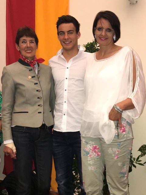Oma Waltraud Staudigl, Sohn Luis Kurz und Mama Nadja Kurz (geb. Staudigl) waren bzw. sind Österreichische Meister im Schwimmen.