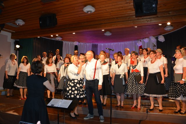 Ein gesangliches Potpourri aus 100 Jahren präsentierten die 37 Sängerinnen und Sänger des Gesangsvereins Ilz beim Jubiläumskonzert im Ilzer Kulturhaus.