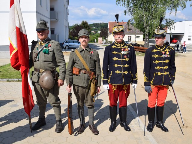 Vertreter der ungarischen Delegation in historischen Uniformen | Foto: Eigenes Werk