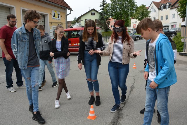 Der Rauschbrillen-Selbsttest: mit 1,3 Promille ist das Gehen auf einer Linie nicht mehr so leicht.