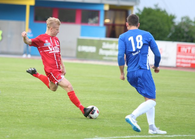 Joshua Harold zieht ab – und trifft zur 1:0-Führung im Spiel gegen Kundl.