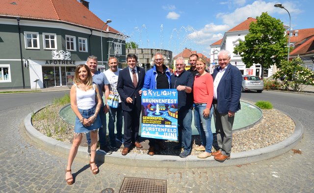 Vorfreude bei den Gastgebern: Am Pfingstsamstag wird der Stadt-Zug-Platz mit dem Thermenlandbrunnen zur Festkulisse.