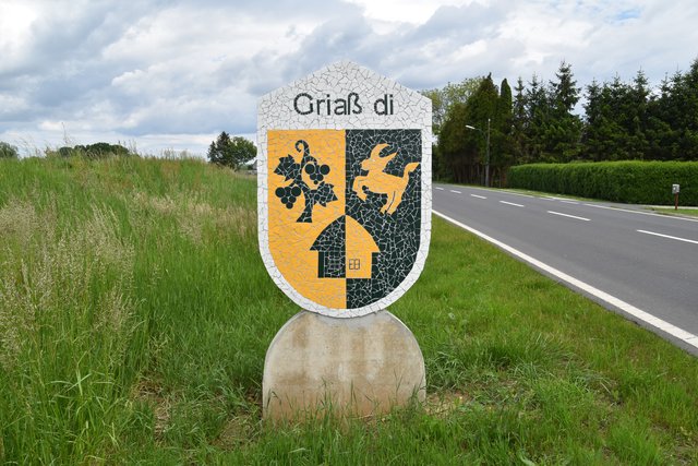 Die Begrüßungstafel mit dem Gemeindewappen haben die Mitglieder des Verschönerungsvereins in Mosaik-Handarbeit gelegt.
