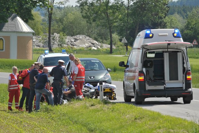 Der 23-Jährige wurde verletzt und ins Krankenhaus Braunau gebracht.