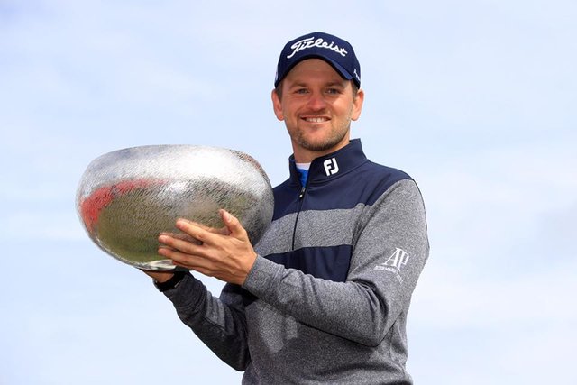 Golfprofi Bernd Wiesberger mit der Siegertrophäe in Dänemark