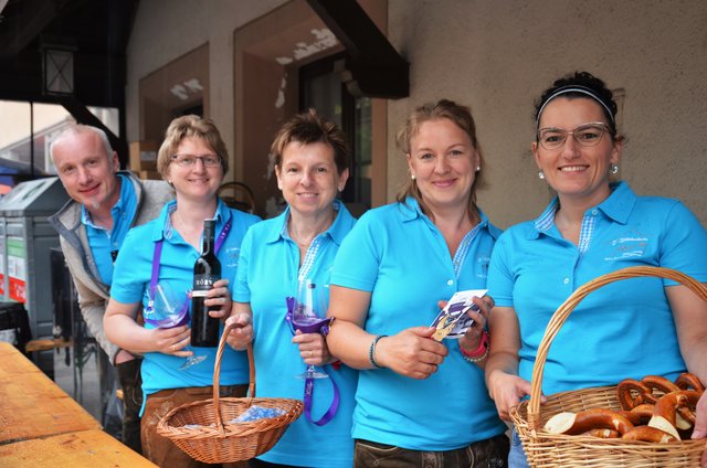 Mitglieder vom Verein "D'Blühnbachtaler verkauften Weinblätter, Brezen und Getränke und hatten die Kassa über.