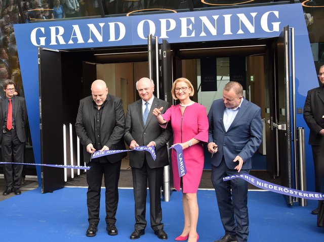 Feierliche Eröffnung der Landesgalerie Niederösterreich: Architekt Bernhard Marte, Landeshauptmann a.D. Erwin Pröll, Landeshauptfrau Johanna Mikl-Leitner und Künstlerischer Direktor der Landesgalerie Christian Bauer.