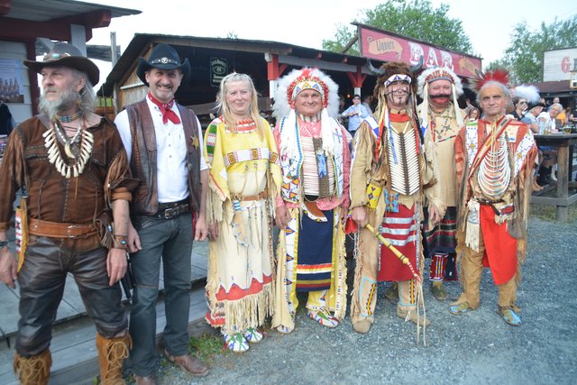 Sheriff Sascha Wurglits traf zahlreiche Indianer und auch Waldläufer in seiner Westernstadt.