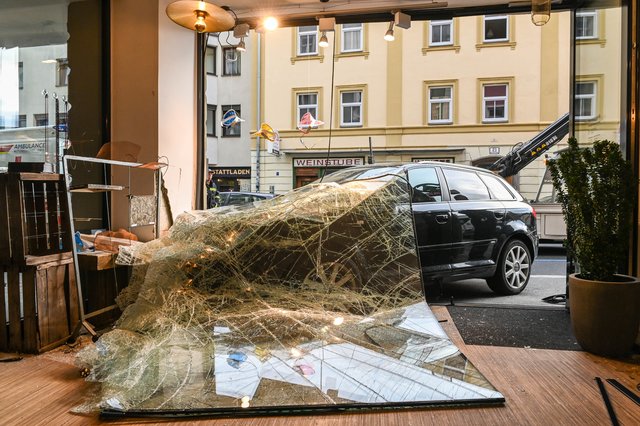 Ein Auto fuhr in das Schaunfenster eines Brillenstudios in der Leopoldstraße