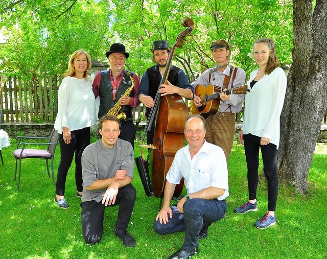 Gastgeberfamilie Steinwender mit dem "Hillibilli-Trio"