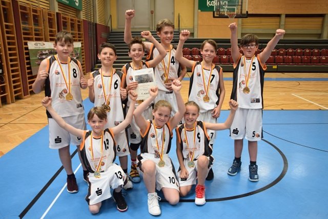 Riesengroß war die Freude der u 12 über den Sieg gegen KOS und den Meistertitel