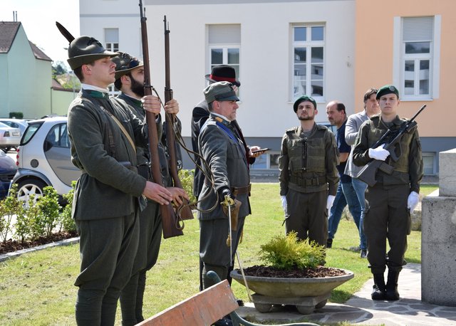 Vertreter der italienischen Delegation in ihren historischen Uniformen sowie die Ehrenwache des Jägerbataillons 19 während der Kranzniederlegung | Foto: Eigenes Werk