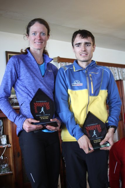 Andrea Mayr und Daniel Rohringer mit den Schafberglauf-Trophäen 2019. | Foto: Sperrer