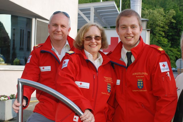 Bezirksstellenleiter-Stv. Heinz Preiß mit der Rot-Kreuz-Vizepräsidentin Elfriede Wilfing und Bezirksstellenleiter Wolfgang Uhrmann.