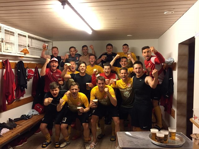 So sehen Sieger aus. Der Atus Sadiki Bau Bärnbach schoss Hengsberg mit 5:0 vom Platz.