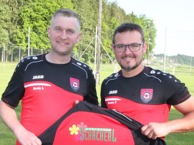 Martin Schacherl, Hannes Perstling (v.l.) freuen sich