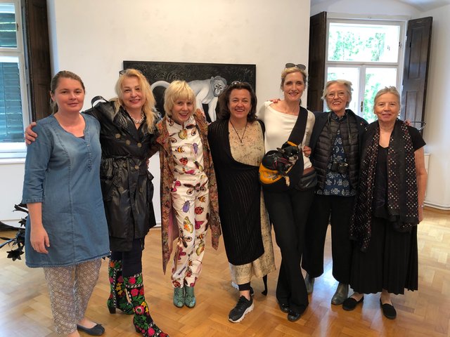 Eröffnung der Sommerausstellung der Galerie Walker im Schloss Ebenau: Carolin Walker, Gudrun Kampl, Mari Otberg, Marion Faber, Christy Astuy, Burgis Paier und Judith Walker | Foto: Lehner