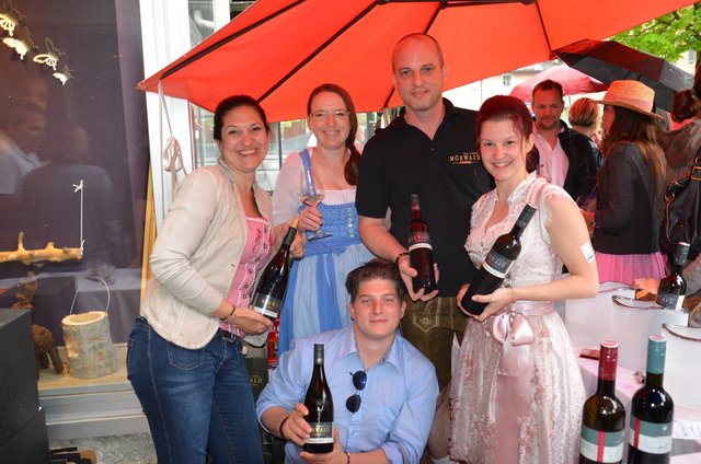 Sabine Ranalter mit dem Team vom Weingut Mörwald.
