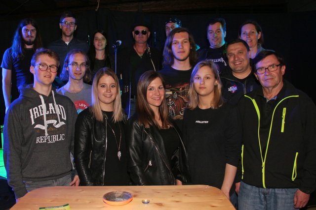 Die Musiker und Veranstalter beim Spring Rock von Kulturinitiative und USC Ottenschlag.
Folgende Personen sind auf dem Bild zu sehen: Vorne von links beginnend: Maximilian Kastner, Emanuel Becherer, Theresa Holzmann, Cornelia Fletzer, Michael Loidl, Manuela Meyerhofer, Richard Fischer, Reinhard Hofbauer
Hinten von links beginnend: Gernot Hochstöger, Johannes Neunteufel, Raphaela Fries, Leo Fries, Wolfgang Rehbichler, Martin Rehberger, Beate Teuschl