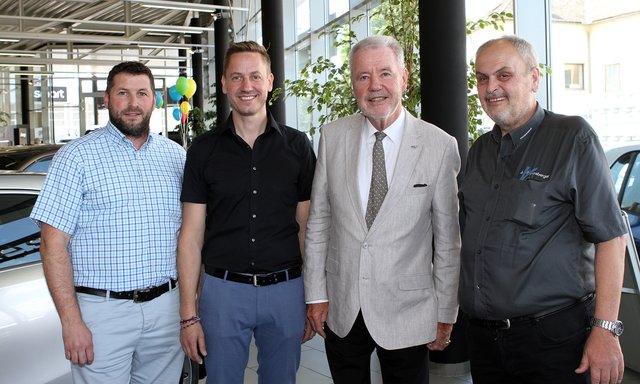 Geschäftsführer-Trio im Autohaus Partsch: DI Thomas Ernst, Mag. Andreas Artner und Johann Jägersberger mit Bgm. Klaus Schneeberger.
