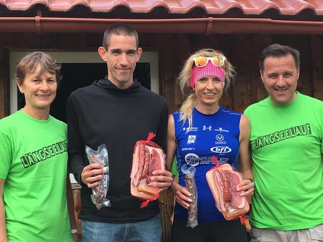 Norbert Zeppitz, 10 km Sieger, Elisabeth Starz 5 km +10km Siegerin mit Ilse Schöffmann, Obfrau der DSG Drasendorf