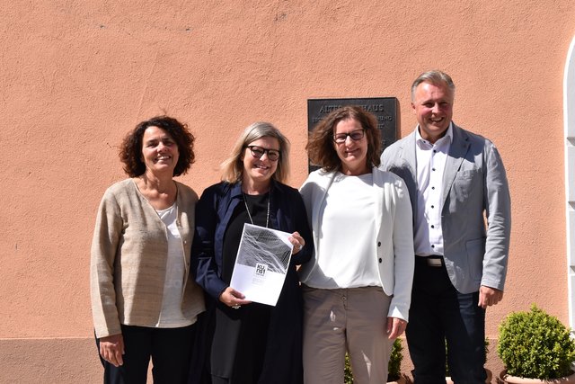 Dr. Helene Keller, Daniela Senn und Lisa Krabichler mit Kulturreferenten Stefan Weirather.