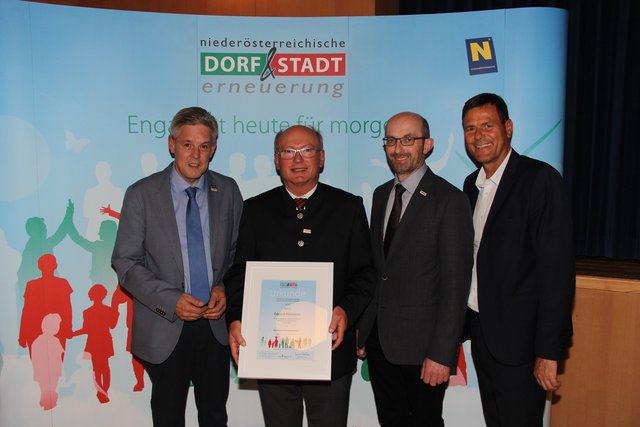 Geehrter Vereinsfunktionär aus dem Waldviertel: Hermann Hauer, Eduard Hörmann (Dorferneuerung Hollenbach), Obfrau-Stv. Otmar Kowar, Walter Kirchler (GF NÖ.Regional.GmbH)