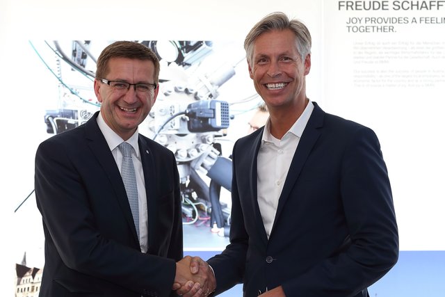 Wirtschafts-Landesrat Markus Achleitner mit Christoph Schröder, Geschäftsführer BMW Group Werk Steyr