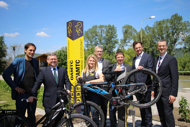 Verkehrsstadtrat Johannes Kehrer, Mobilitätslandesrat Ludwig Schleritzko, ÖAMTC-Mitarbeiterin Pia Klein, ÖAMTC-Landesdirektor Ernst Kloboucnik, ÖAMTC-Stützpunktleiter Jürgen Schuller, Bürgermeister Stefan Schmuckenschlager, Vizebürgermeister Roland Honeder.