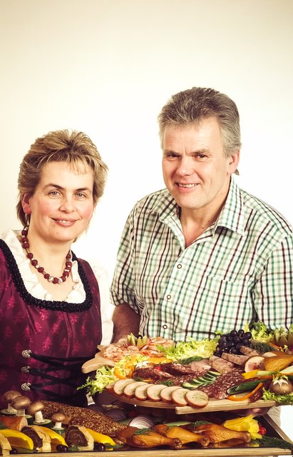 Waltraud und August Hütter
mit ihren Köstlichkeiten.