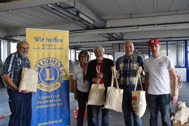 Albert Gaskin, Helga Rainer (Tafel-Leiterin), Wilhelm Friessnegg, Sepp Lengger und Michael Di Bernardo (Tafel-Leiter Stv.; v. li.)