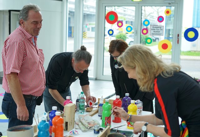 An unterschiedlichen Stationen konnten Mitarbeiter ihr künstlerisches Talent unter Beweis stellen, um so ein persönliches Andenken an den Diversity Day zu gestalten.
