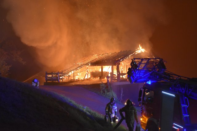 Als die Feuerwehr anrückte, stand der Wirtschaftsteil bereits in Vollbrand.