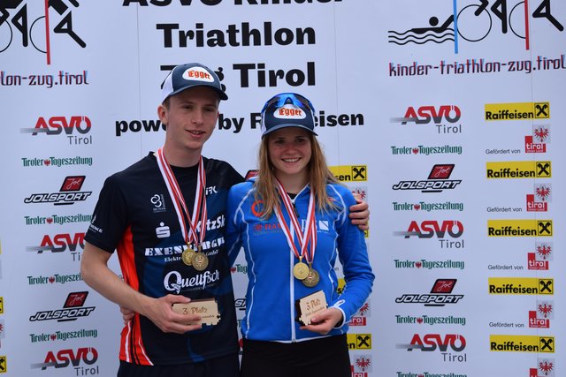 Die beiden EGGER-Athleten Lara Wagner und Maximilian Prosser schwimmen, radeln und laufen bei der Staatsmeisterschaft im Cross-Triathlon auf das Podest.