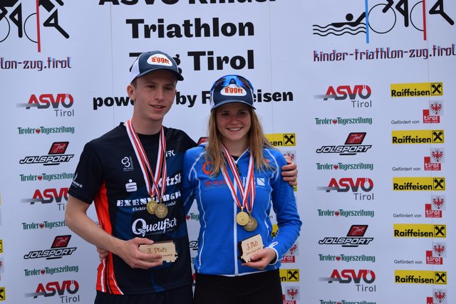 Die beiden EGGER-Athleten Lara Wagner und Maximilian Prosser schwimmen, radeln und laufen bei der Staatsmeisterschaft im Cross-Triathlon auf das Podest.  | Foto: kom´ ma