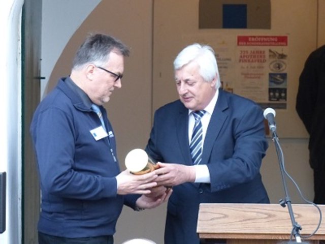 Im Jahre 2017 übergab Hans Pöll bei der Eröffnung der Sonderausstellung "80 Jahre Stadterhebung - Pinkafeld im Wandel der Zeit" die Schlusssteinurkunde an Museumsvereinsobmann Rudolf Köberl | Foto: Eigenes Werk