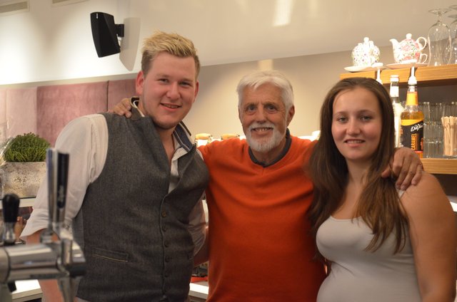  Herbert Deutinger (Mi.) mit den neuen Pächtern vom "Cafe im Markt"  Stefan und Michaela Brüggler.