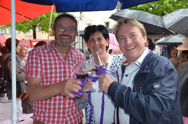 Ortsfeuerwehrkommandant Alexander Weiss mit Ehefrau Michaela und Herbert Wimmer (v.li.). 