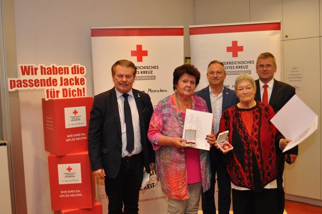 Fotos: Abdruck honorarfrei, Credits: ÖRK/LV OÖ/Martin Steinerberger 
v.l.n.r.: Bezirksstellenleiter-Stv. Univ. Prof. Wilfried Scharf, Dir. Erika Oberleitner, Landesgeschäftsleiter Mag. Erich Haneschläger; Ingrid Strasser, Bezirksgeschäftsleiter Ing. Herbert Markler 