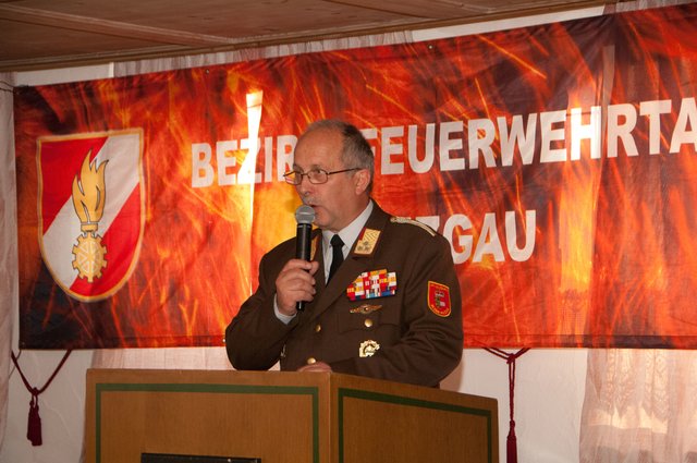 Bezirksfeuerwehrkommandant Franz Fritzenwanger informierte Ehrengäste und Kollegen.